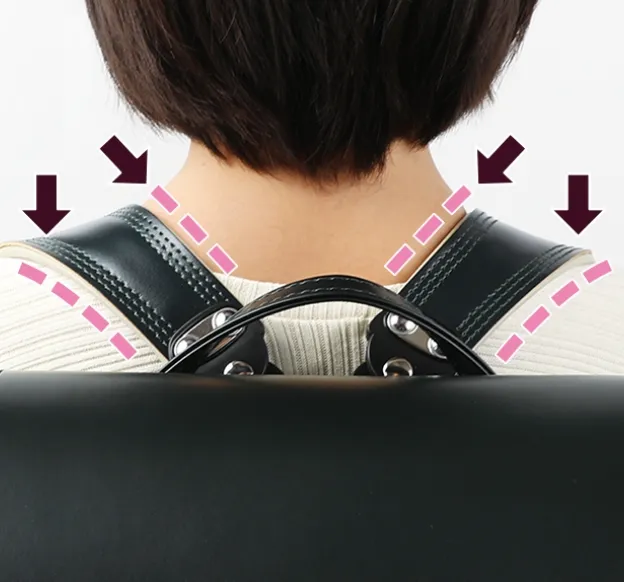 子どもの後ろからもチェック。肩とベルトがフィットしているか確認しましょう