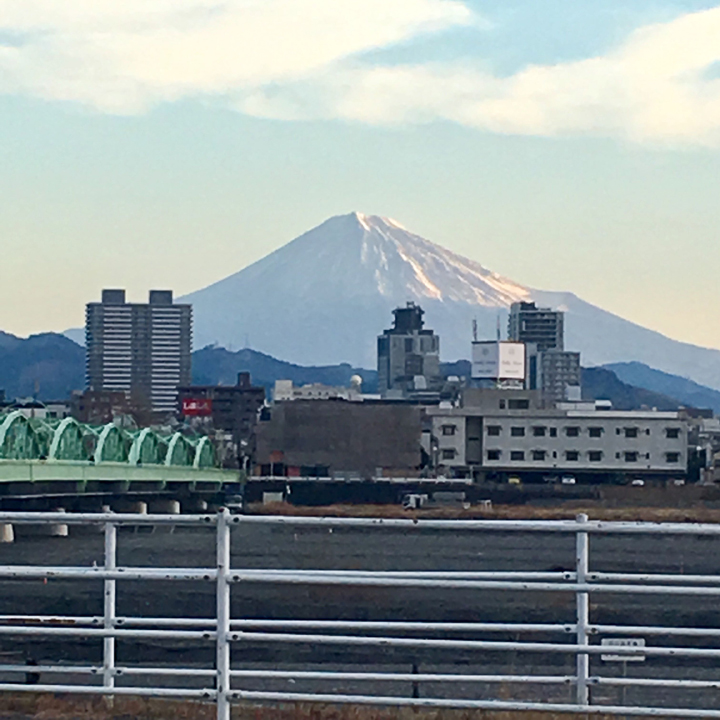 通学路から望む朝の霊峰富士。寒い冬のほうが富士山は綺麗です。