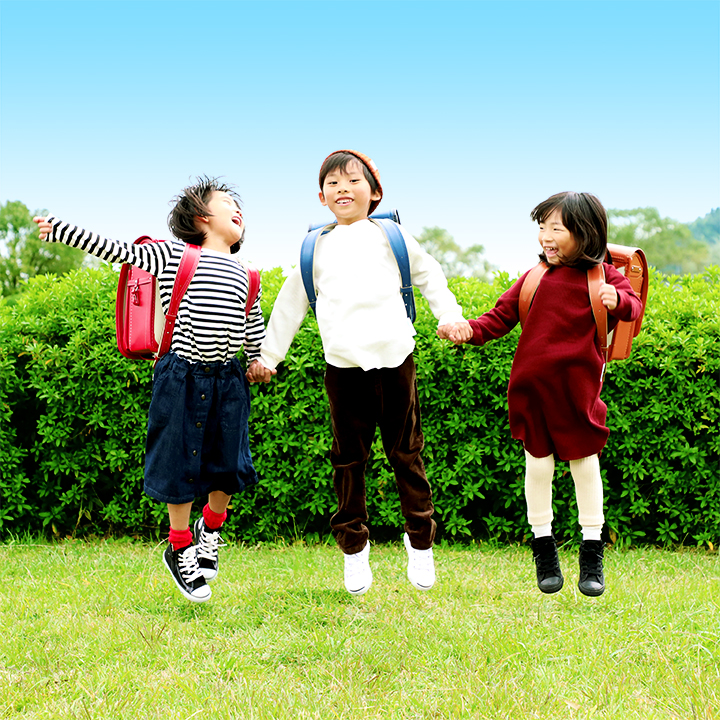 池田屋ランドセルを背負ってジャンプする子どもたち