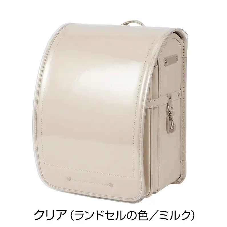 透明なランドセルカバーを装着する