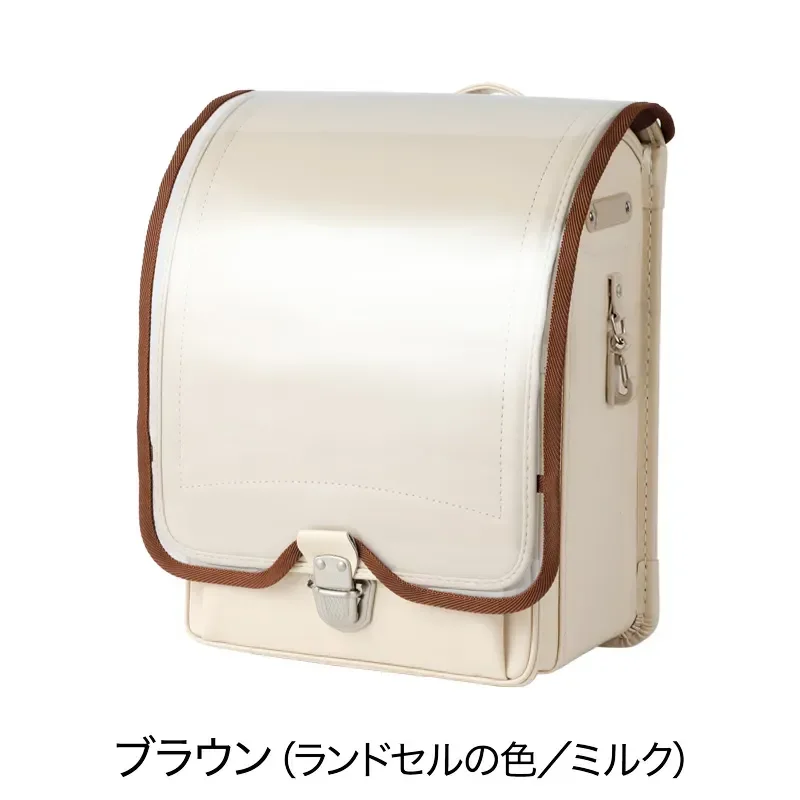 透明なランドセルカバーを装着する