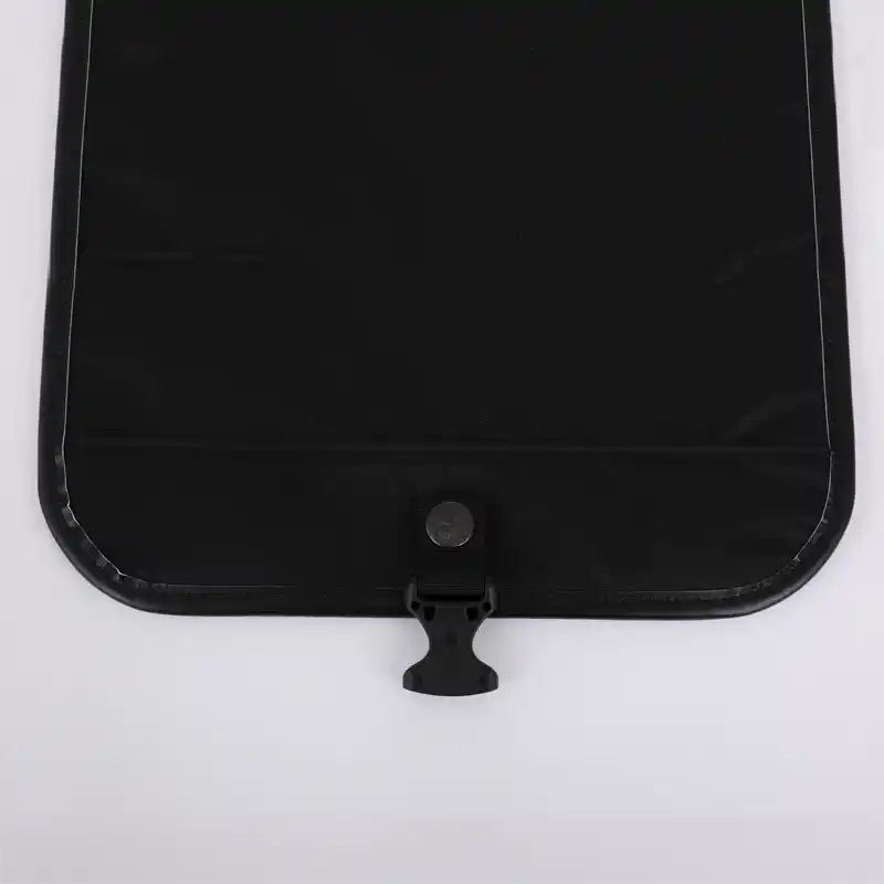 フラップ裏面（取り付け金具を付けた状態）